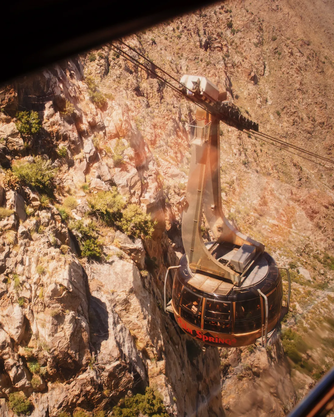 Rotating gondola of the Palm Springs Aerial Tramway © Coupleofmen.com