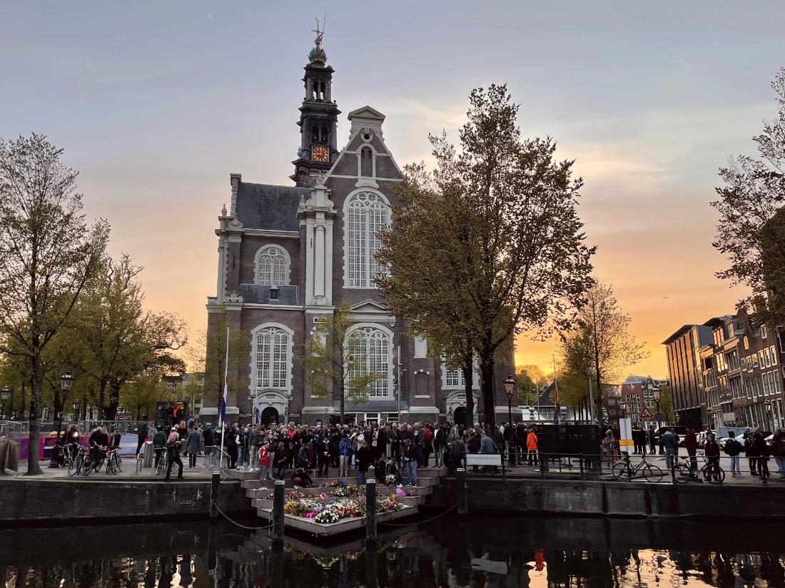 Homomonument next to Pink Point at sunset in Amsterdam © Coupleofmen.com