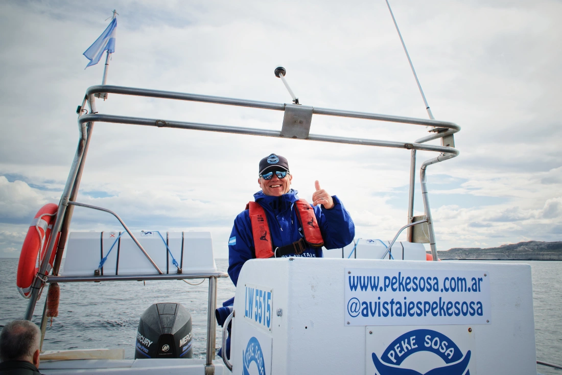 Boat caption of the Peke Sosa Avistajes whale-watching boat © Coupleofmen.com