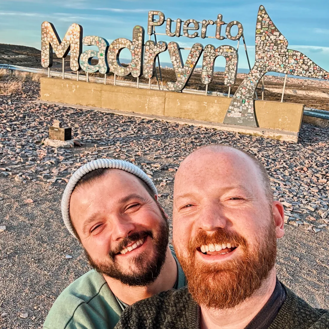 Gay couple selfie in front of Puerto Madryn © Coupleofmen.com