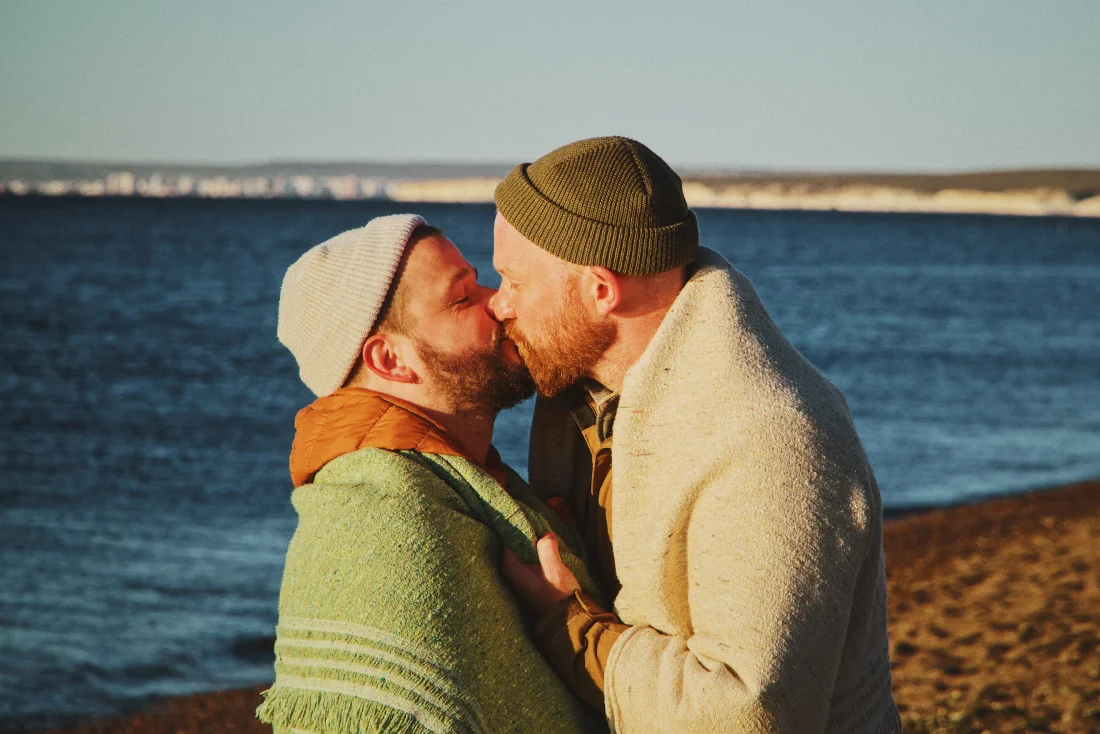 Happy morning kisses at Playa El Doradillo © Coupleofmen.com