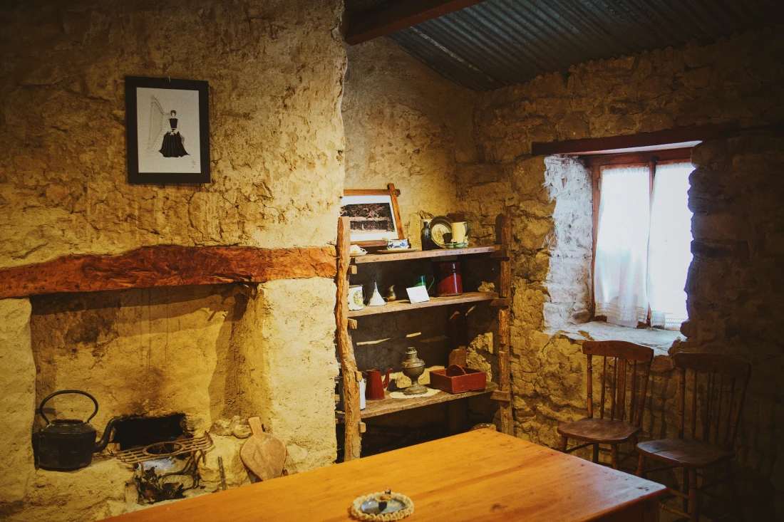 Inside the museum what used to be the first settler home in Gaiman © Coupleofmen.com