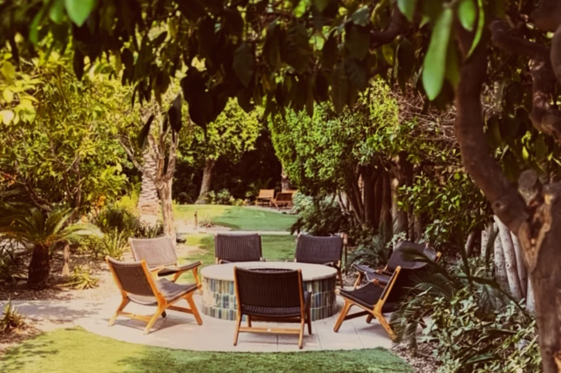 Lush garden and communal fire pit at Santiago Resort © Coupleofmen.com