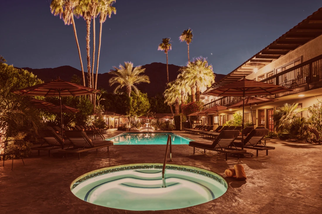 Night view of the Santiago Resort and the whirlpool © Coupleofmen.com