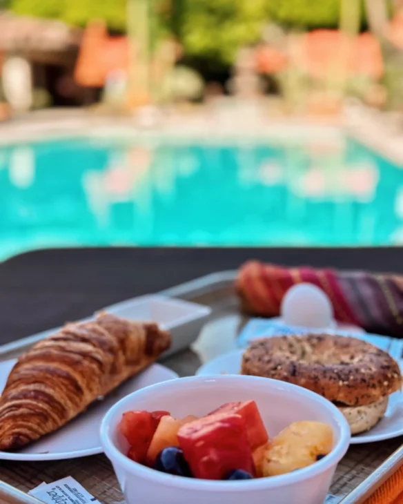 Breakfast at the pool at Santiago Resort © Coupleofmen.com