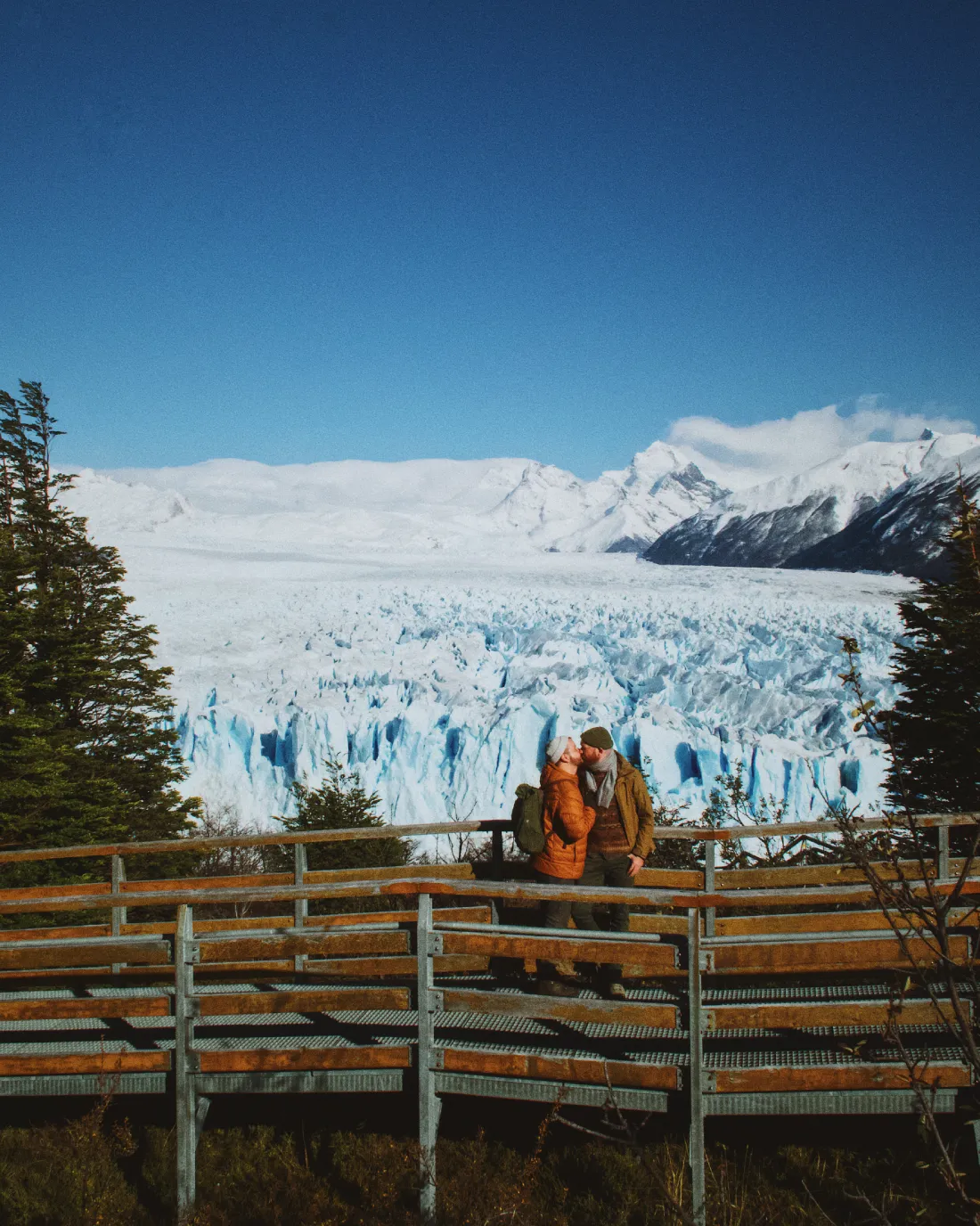 A Gay Couple kiss in front of Perito Moreno Glacier © Coupleofmen.com El Calafate gay travel