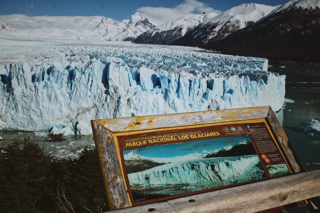 Glacier info board of Los Glaciares National Park © Coupleofmen.com
