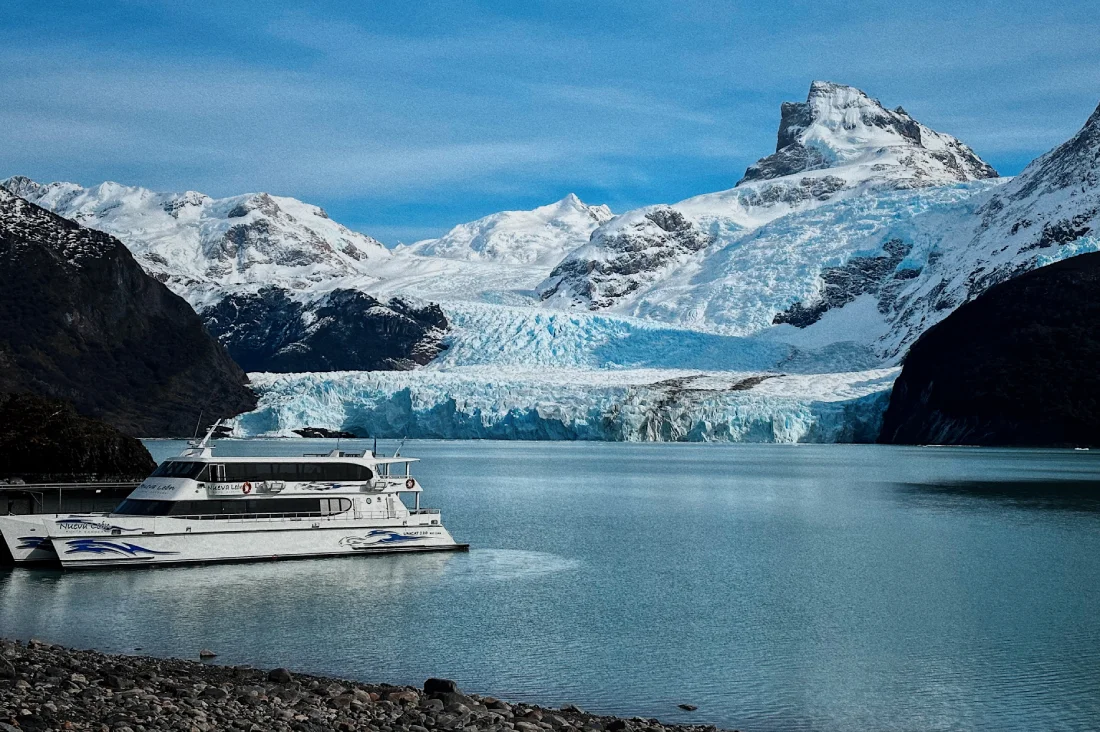 Nueva León catamaran from Solo Patagonia in front of Spegazzini Glaciers © Coupleofmen.com