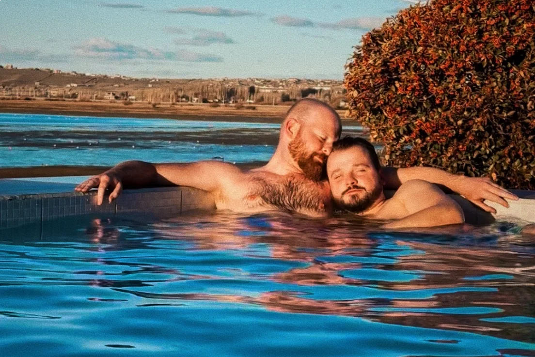 Relaxing in the outdoor pool of Xelena Hotel in El Calafate © Coupleofmen.com
