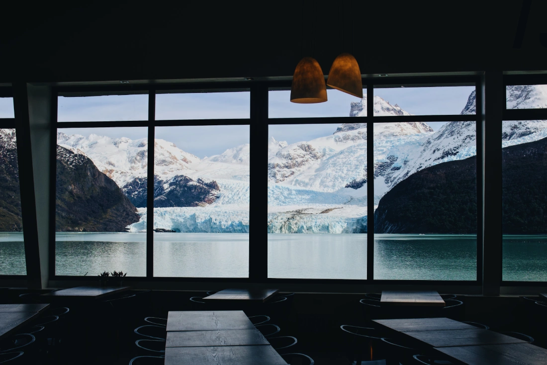 Spegazzini Shelter, a modern lodge with huge panoramic windows facing the glacier © Coupleofmen.com
