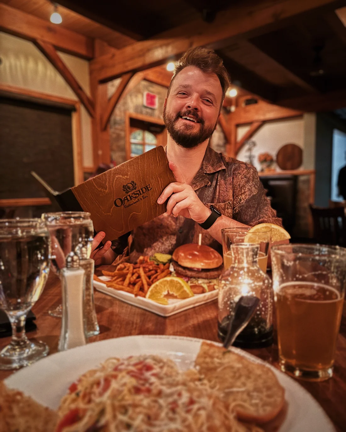 Abendessen im Oakside Grill: Karl mit einem Burger