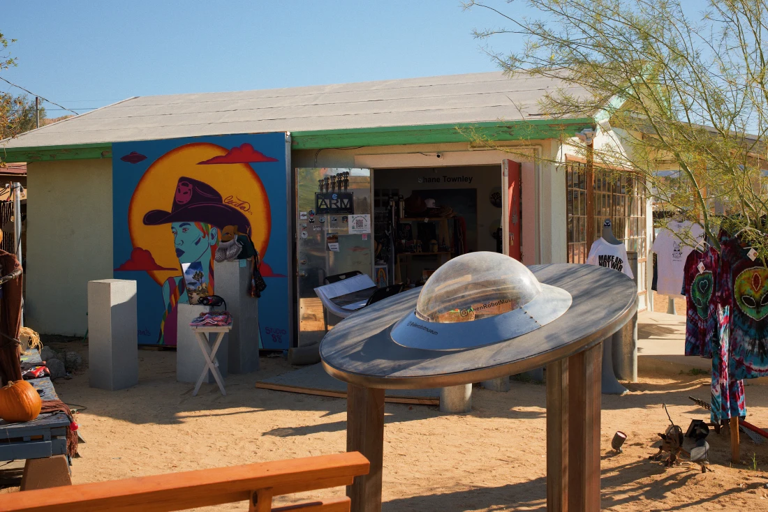 Alien Robot Museum – Queer businesses in Joshua Tree © Coupleofmen.com Gay El Dorado Oasis Yucca Valley