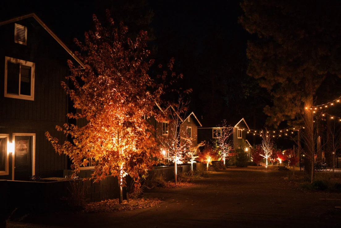 Beleuchtete N+P Lodge - unser erstes Big Bear Lake Zuhause © Coupleofmen.com