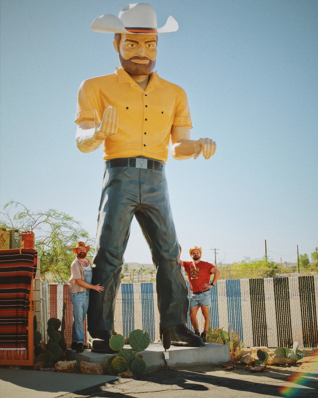 Big Josh and his admirers Karl & Daan in Joshua Tree © Coupleofmen.com Gay El Dorado Oasis Yucca Valley