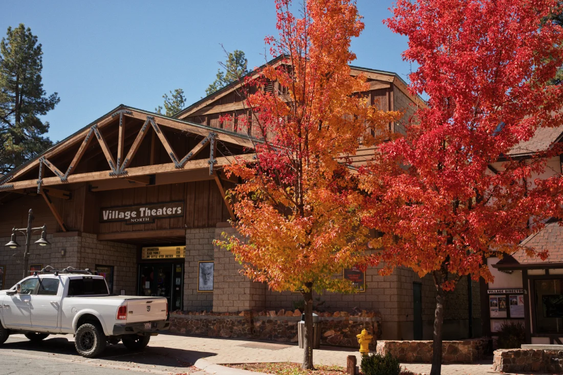Blick aus dem Peppercorn Grill auf das Big Bear Lake Theater © Coupleofmen.com