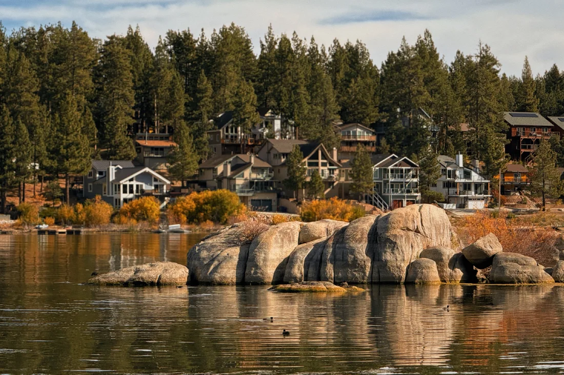 Blick über die Boulder Bay von Big Bear Lake