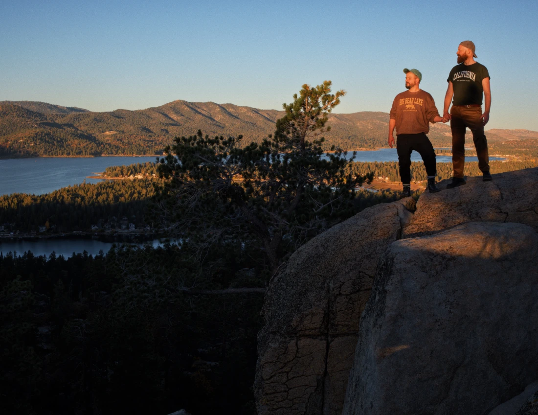 Der beste Abschluss für einen grandiosen Tag_ Sonnenuntergang über dem Big Bear Lake © Coupleofmen.com