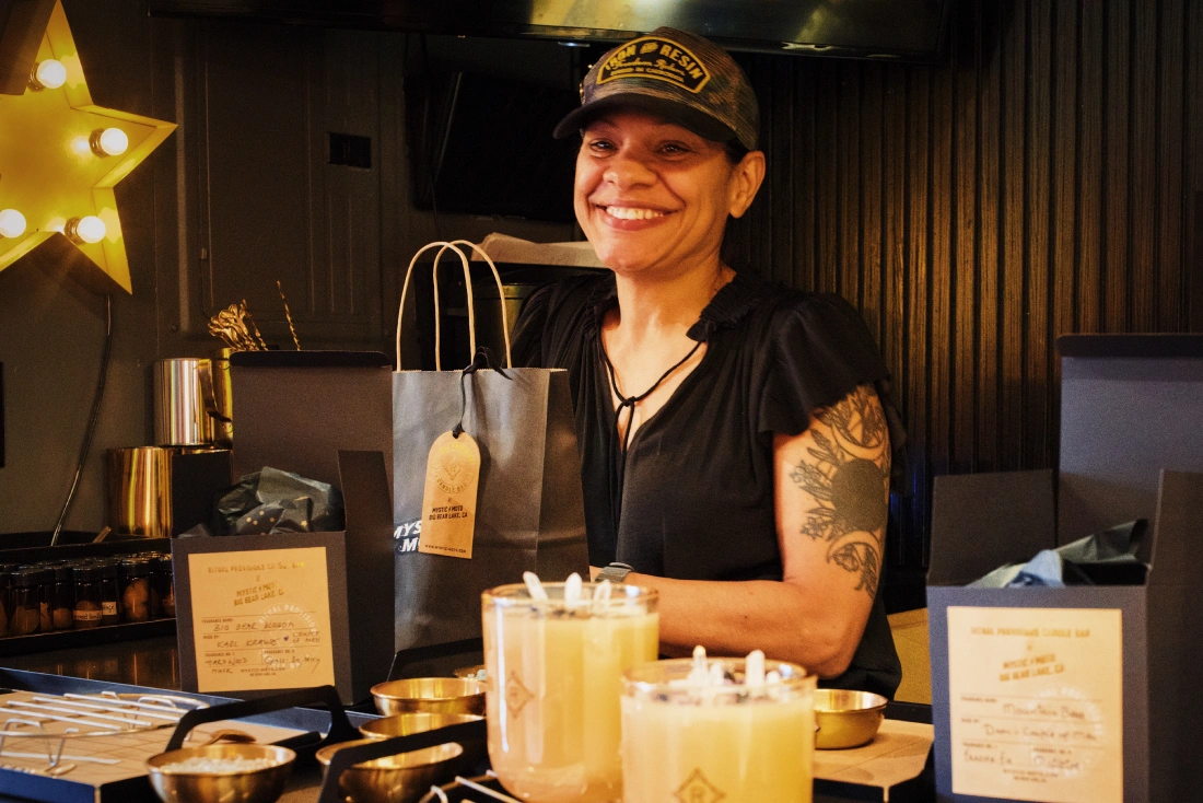 Eigentümerin Molly im Portrait vor unseren selbstgemachten Kerzen © Coupleofmen.com