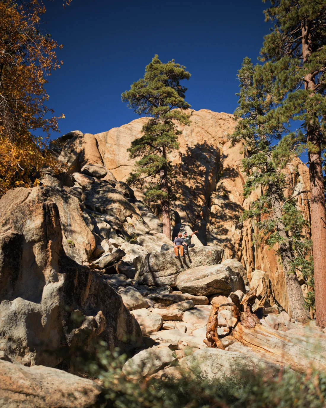 Fotomotiv vor dem Castle Rock in Big Bear Lake © Coupleofmen.com