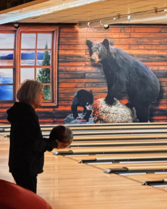 In Big Bear Lake sind die Bären überall dabei – auch beim Bowling © Coupleofmen.com