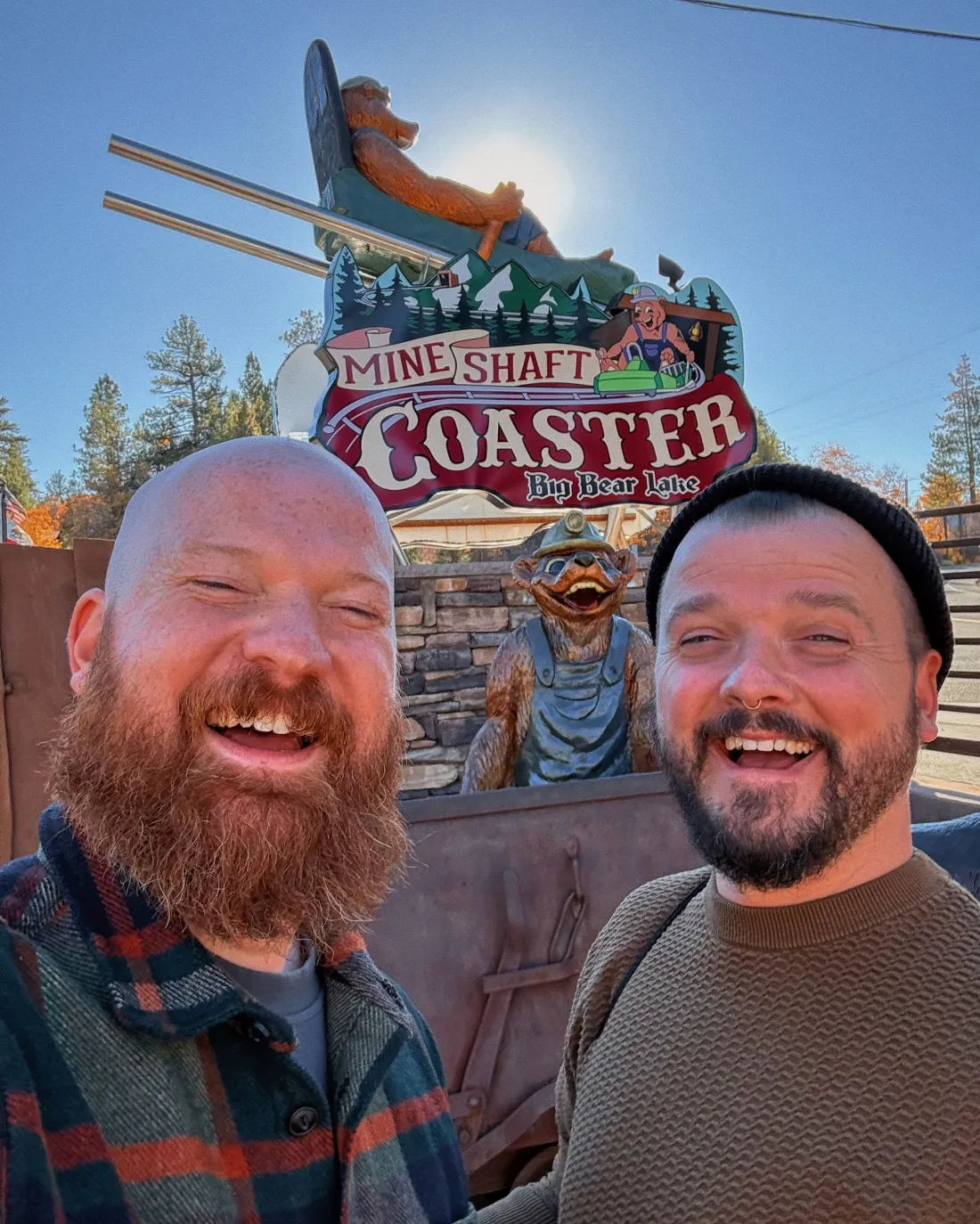 Mine Shaft Coaster Big Bear Lake und wir © Coupleofmen.com Big Bear Lake LGBTQ+ Reisetipps