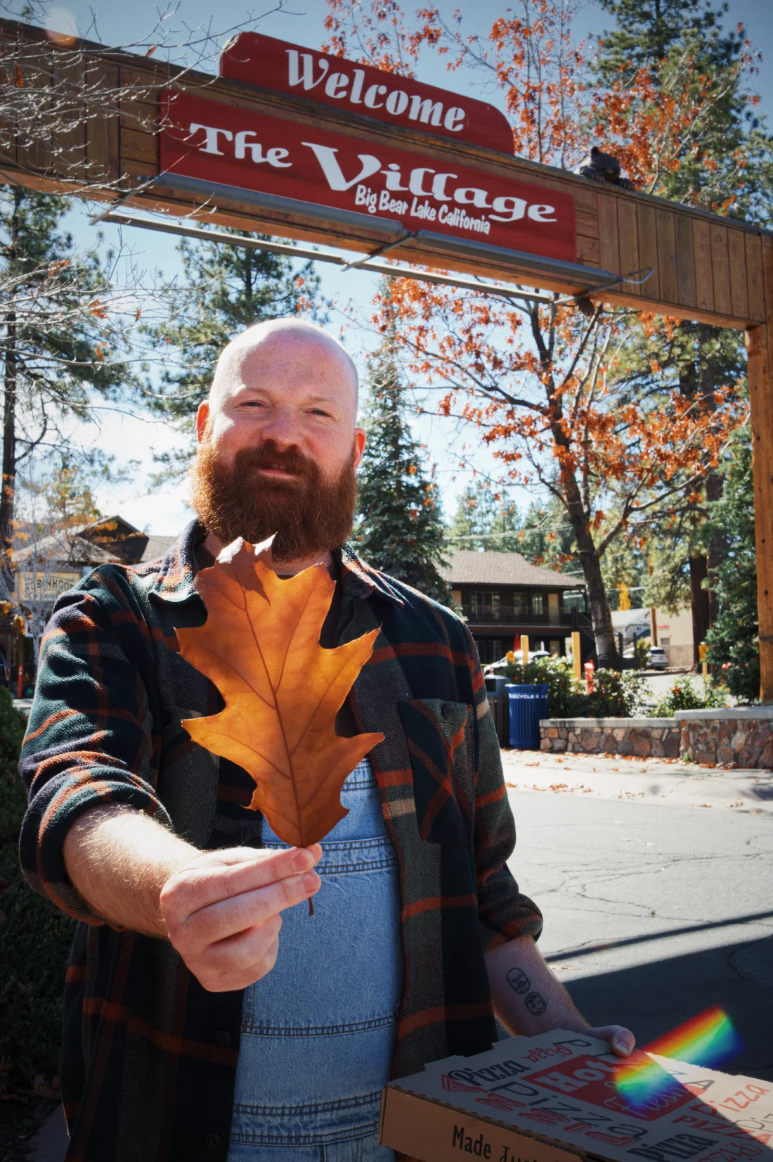 Naturbursche Daan vor dem Eingangstor von The Village - Big Bear Lake in Kalifornien © Coupleofmen.com