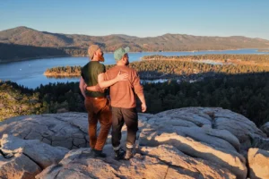 Gay Naturromantik am Big Bear Lake: Ein M&auml;nnerpaar in S&uuml;dkalifornien