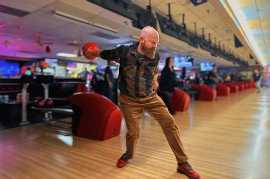 Und dann wirds sportlich: Daan schwingt die Kugel © Coupleofmen.com