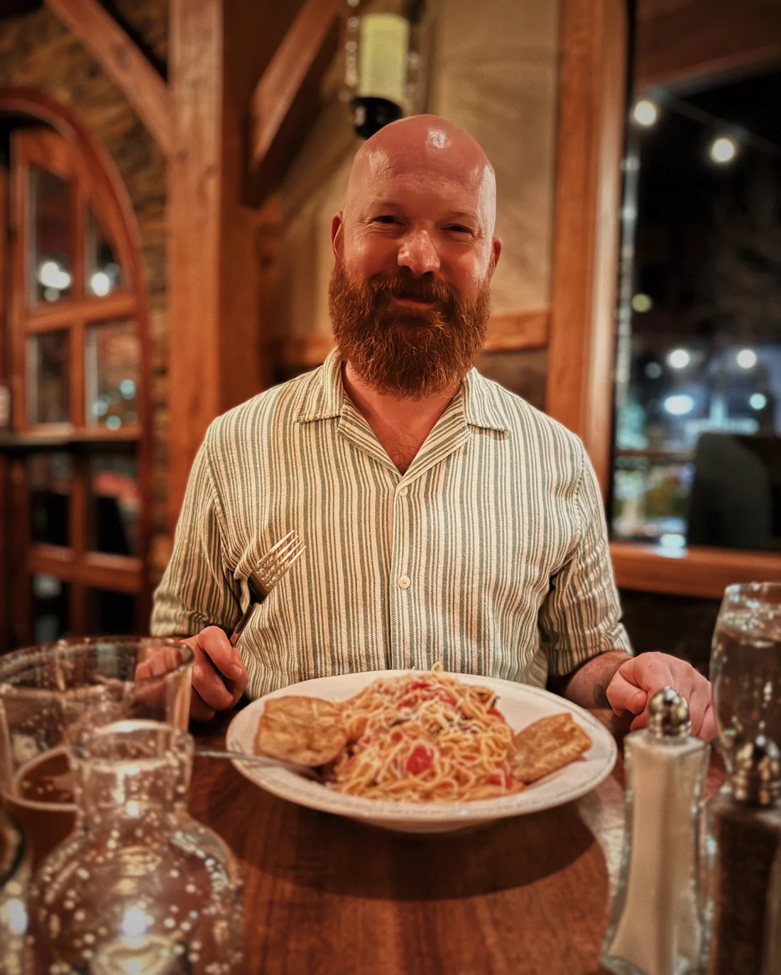 und Daan mit einem Teller frischer Pasta_ Willkommen in Big Bear Lake! © Coupleofmen.com