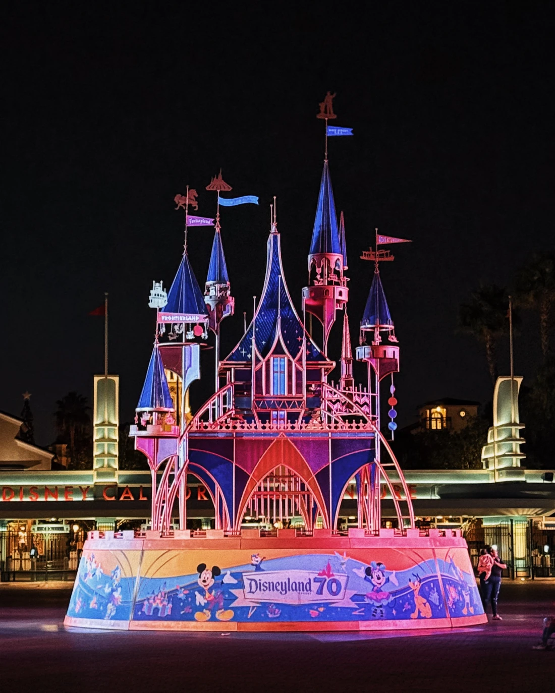 Arti-Installation für Disneyland anlässlich seines 70-jährigen Jubiläums 2025 © Coupleofmen.com