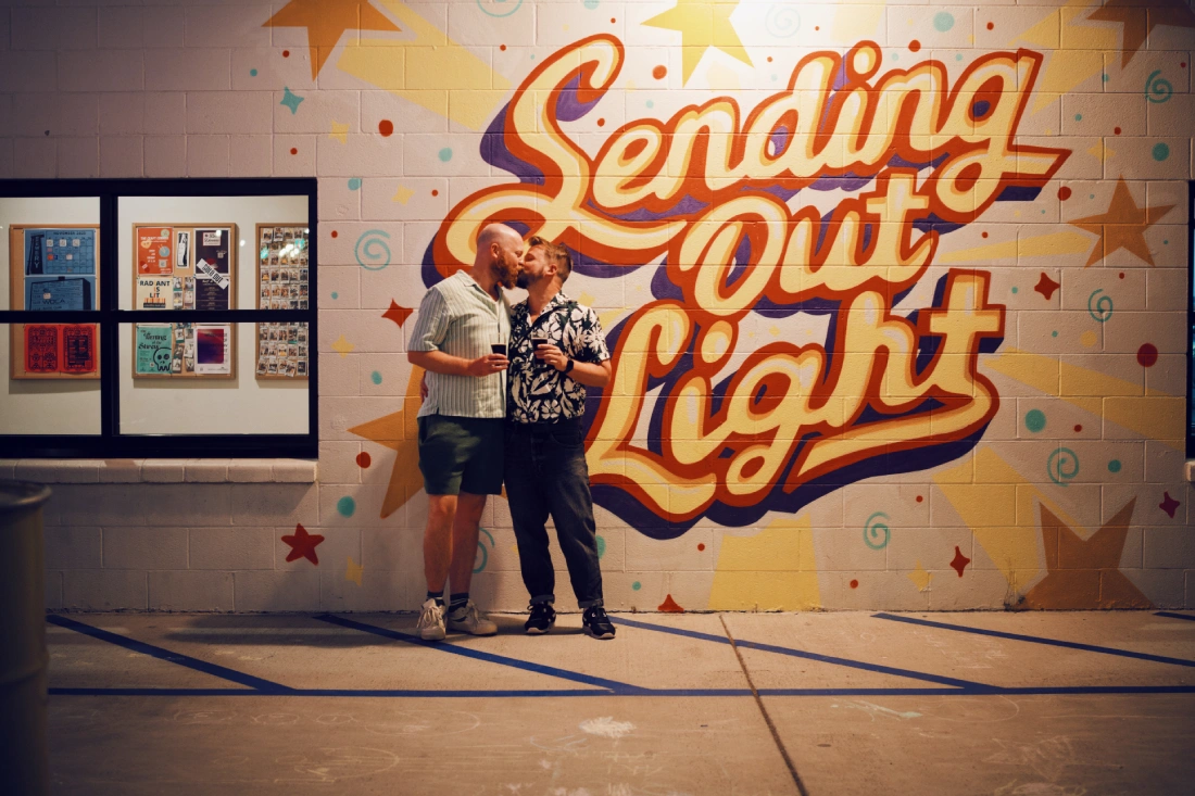 Bierverkostung und ein Kuss bei der Radiant Beer Company in Anaheim "Sending out Light" © Coupleofmen.com | Disneyland Anaheim Tipps