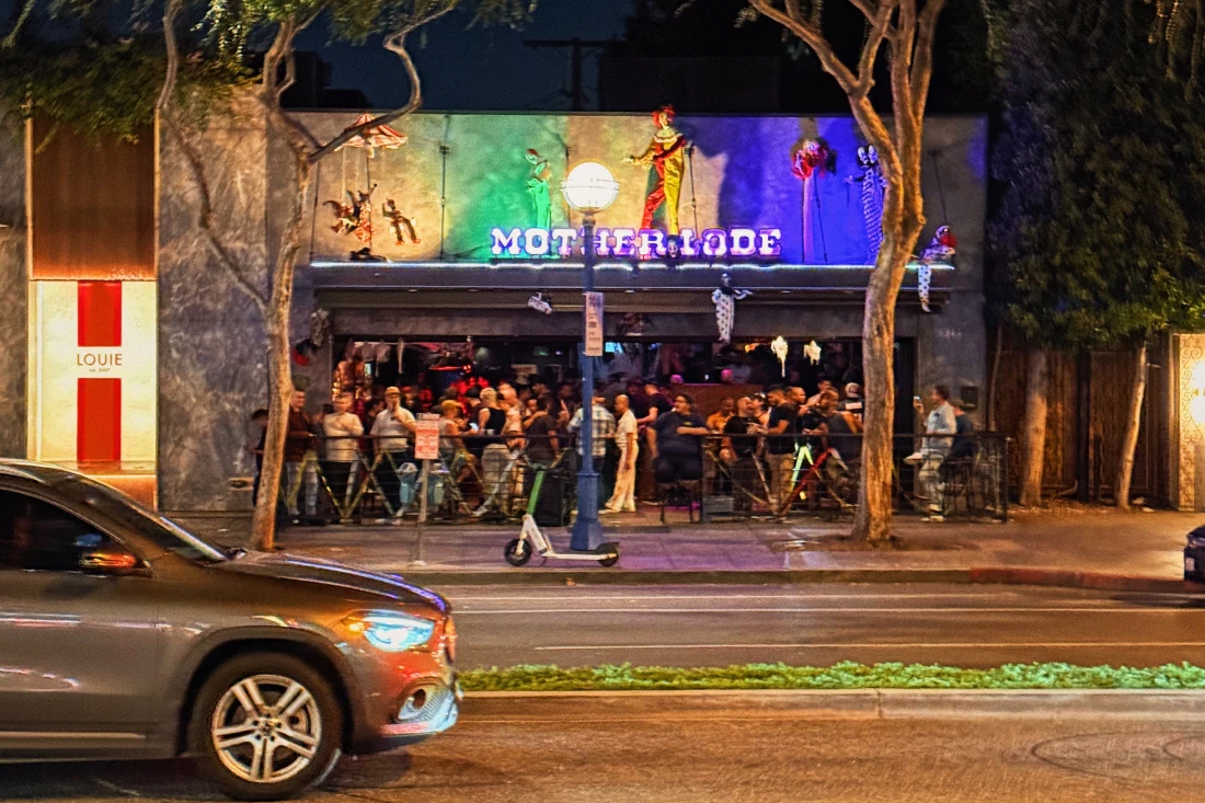 Busy night at Mother Lode in West Hollywood © Coupleofmen.com