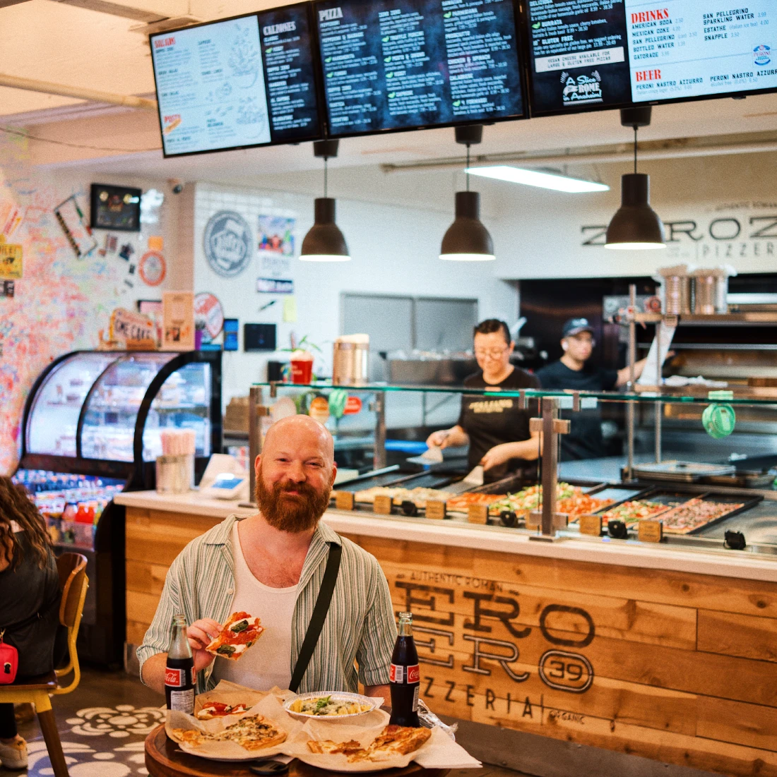 Daan genießt seine Pizza und Pasta von ZeroZero39 im Anaheim Packing House © Coupleofmen.com