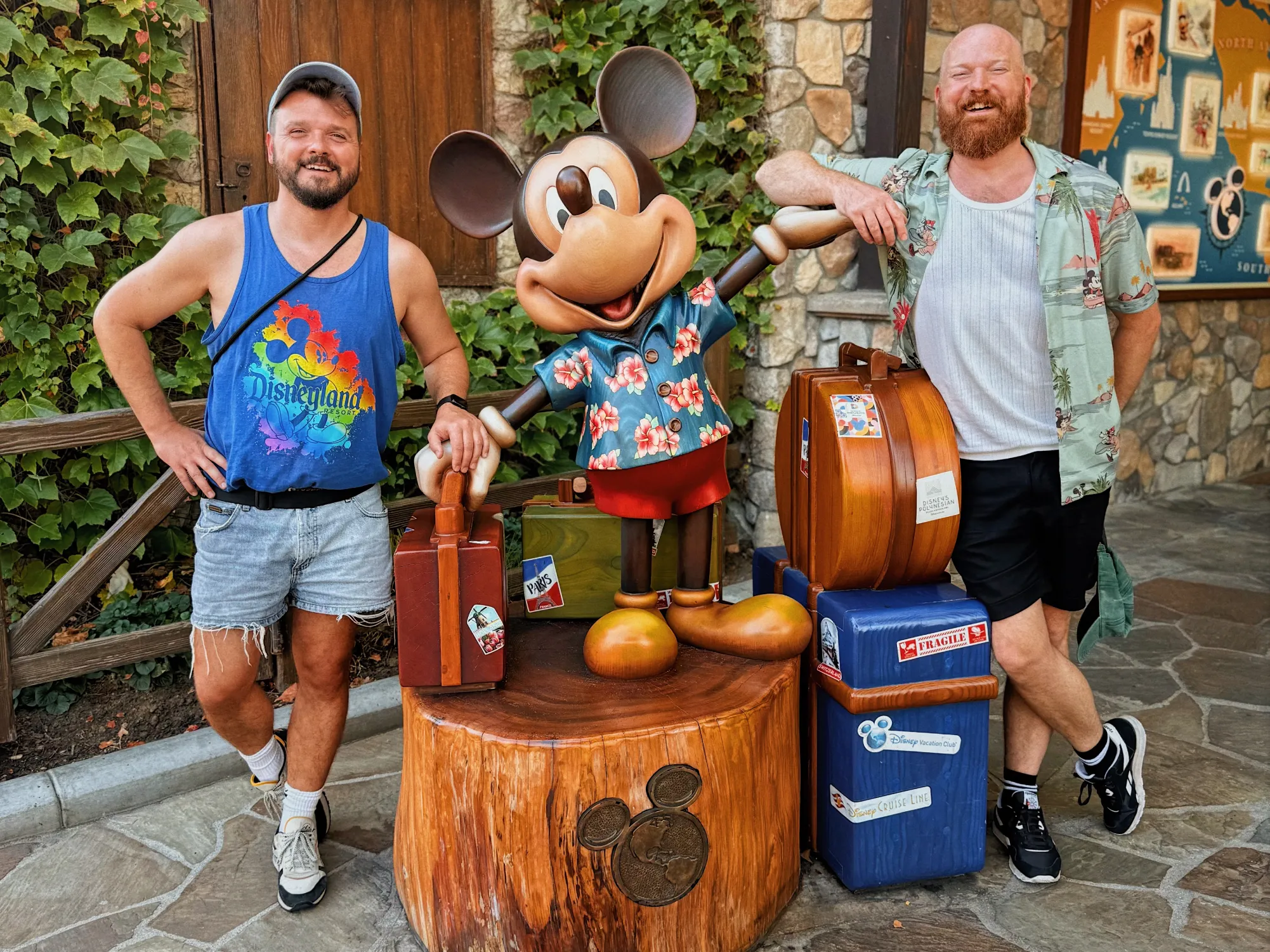 Disney Travel Club: Couple of Men erkunden die Welt mit Micky Maus © Coupleofmen.com