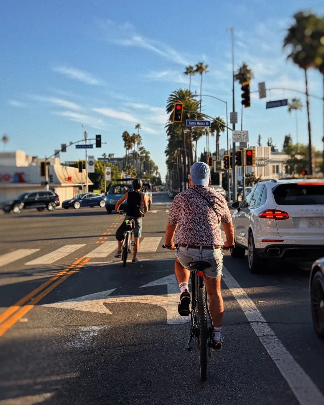 Augen offen und auf der richtigen (Fahrrad-)Spur – Radfahren in WeHo fühlt sich sicher und entspannt an © Coupleofmen.com