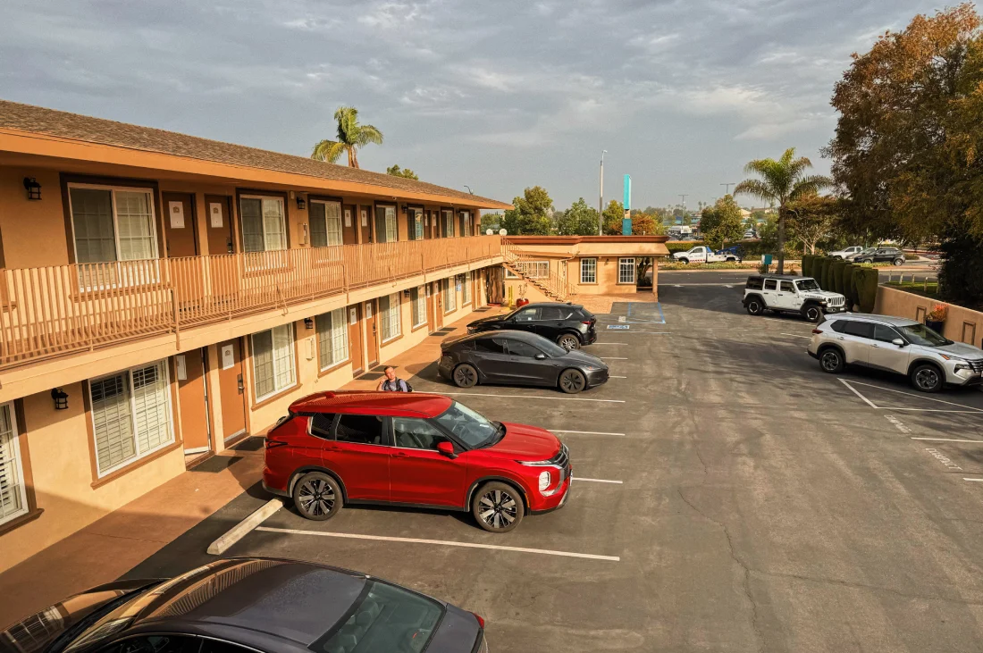 Parkplatz des Hotels 414 Anaheim © Coupleofmen.com