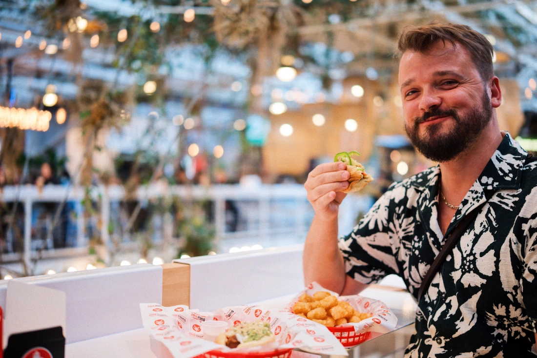 Karl liebt seinen Sumo Dog mit Kartoffelrösti
