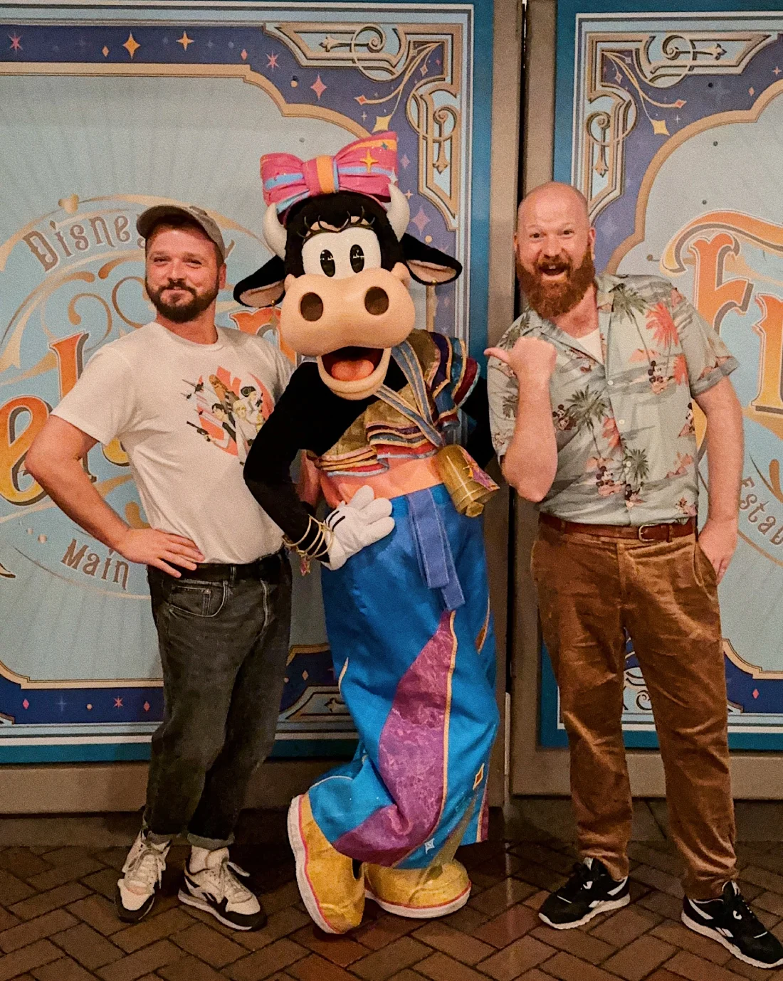 Meet and Greet mit Disneys (neuer) queerer Ikone Klarabella Kuh © Coupleofmen.com | Disneyland Anaheim Tipps