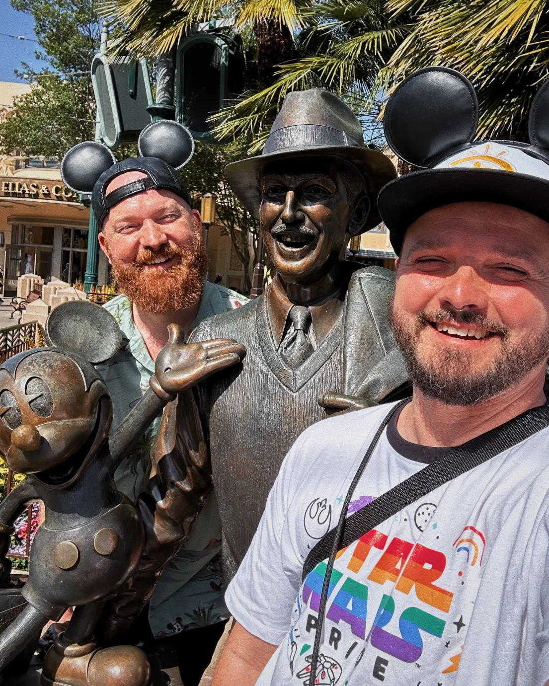 Selfie-Moment mit Walt Disney und Micky Maus im Disney California Adventure © Coupleofmen.com | Disneyland Anaheim Tipps