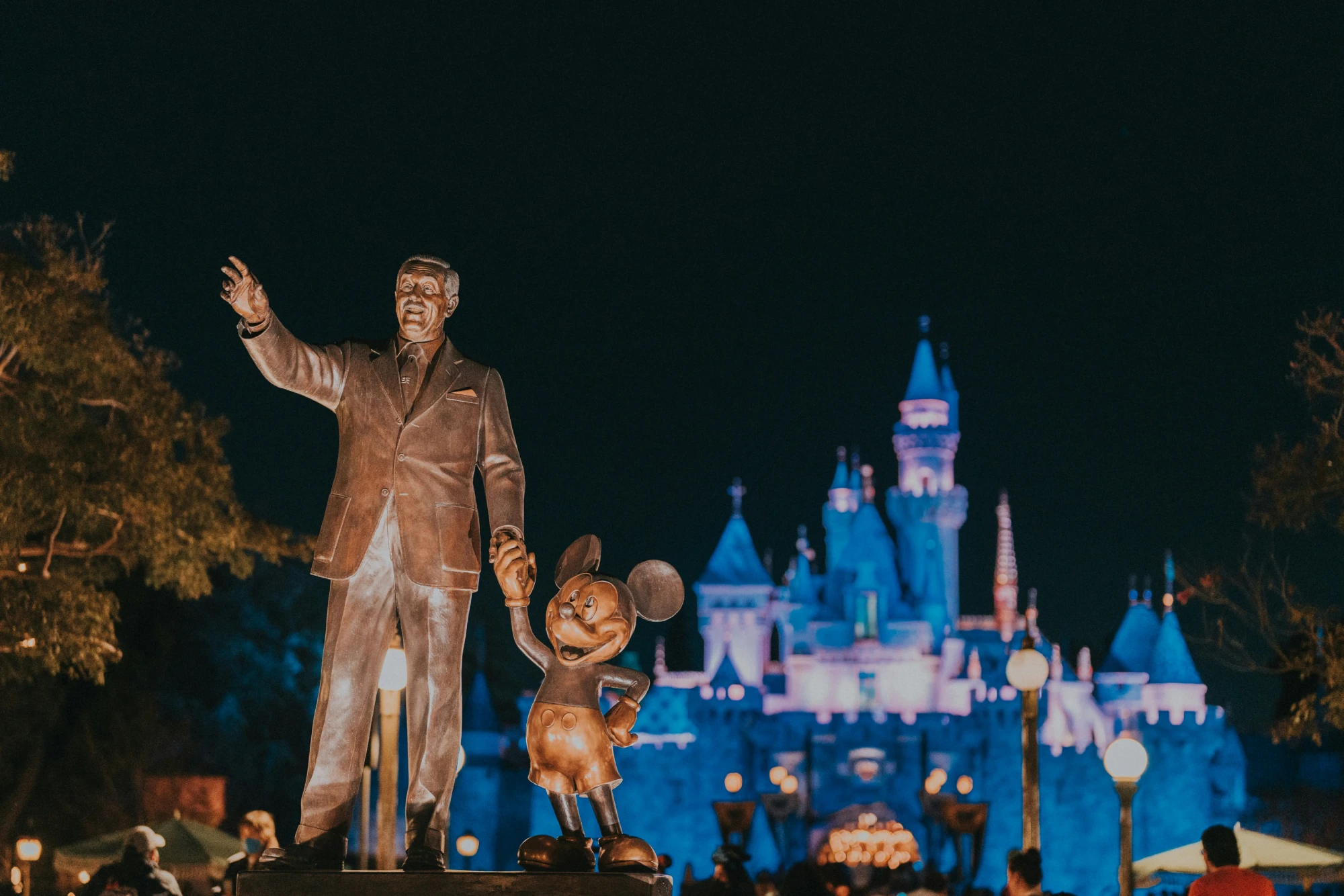 Walt-Disney- und Micky-Maus-Statue vor dem Disneyland-Schloss in Anaheim