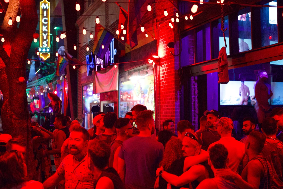 Weekend crowd in front of Revolver, Block Party and Micky's in West Hollywood © Coupleofmen.com | West Hollywood LGBTQ+ travel guide