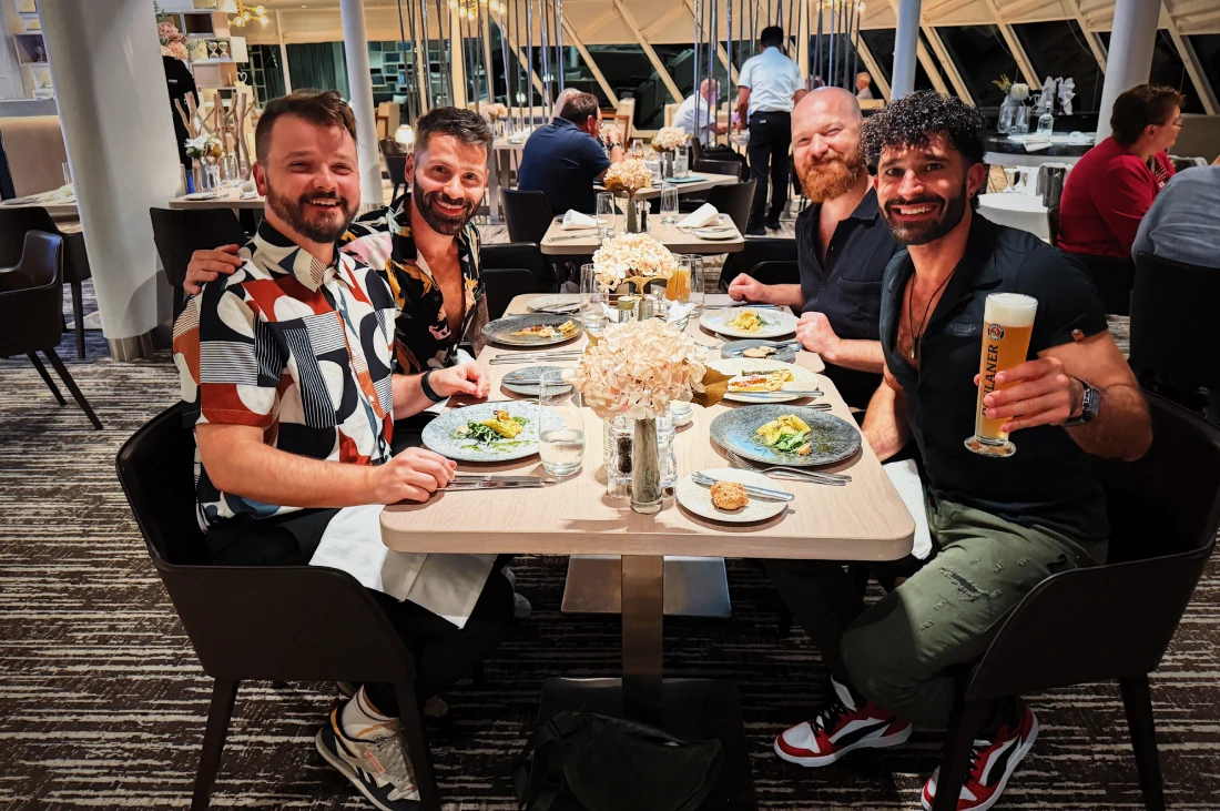 Dinner with friends on board Mein Schiff © Coupleofmen.com