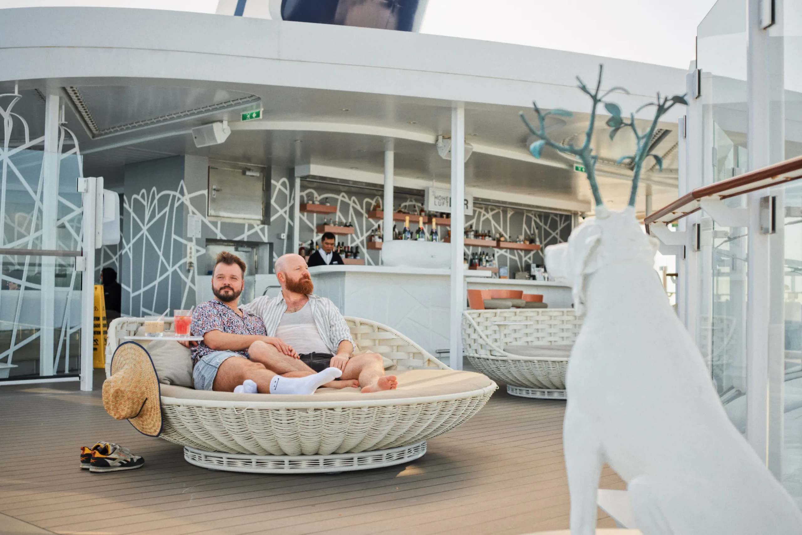 Entspannen mit einem Drink auf der Terrasse der Hohe Luft Bar auf der Mein Schiff 7 © Coupleofmen.com