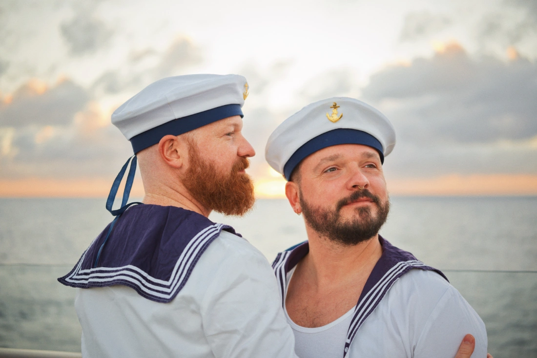 Zwei schwule Matrosen auf einer Kreuzfahrt mit TUI Cruises © Coupleofmen.com