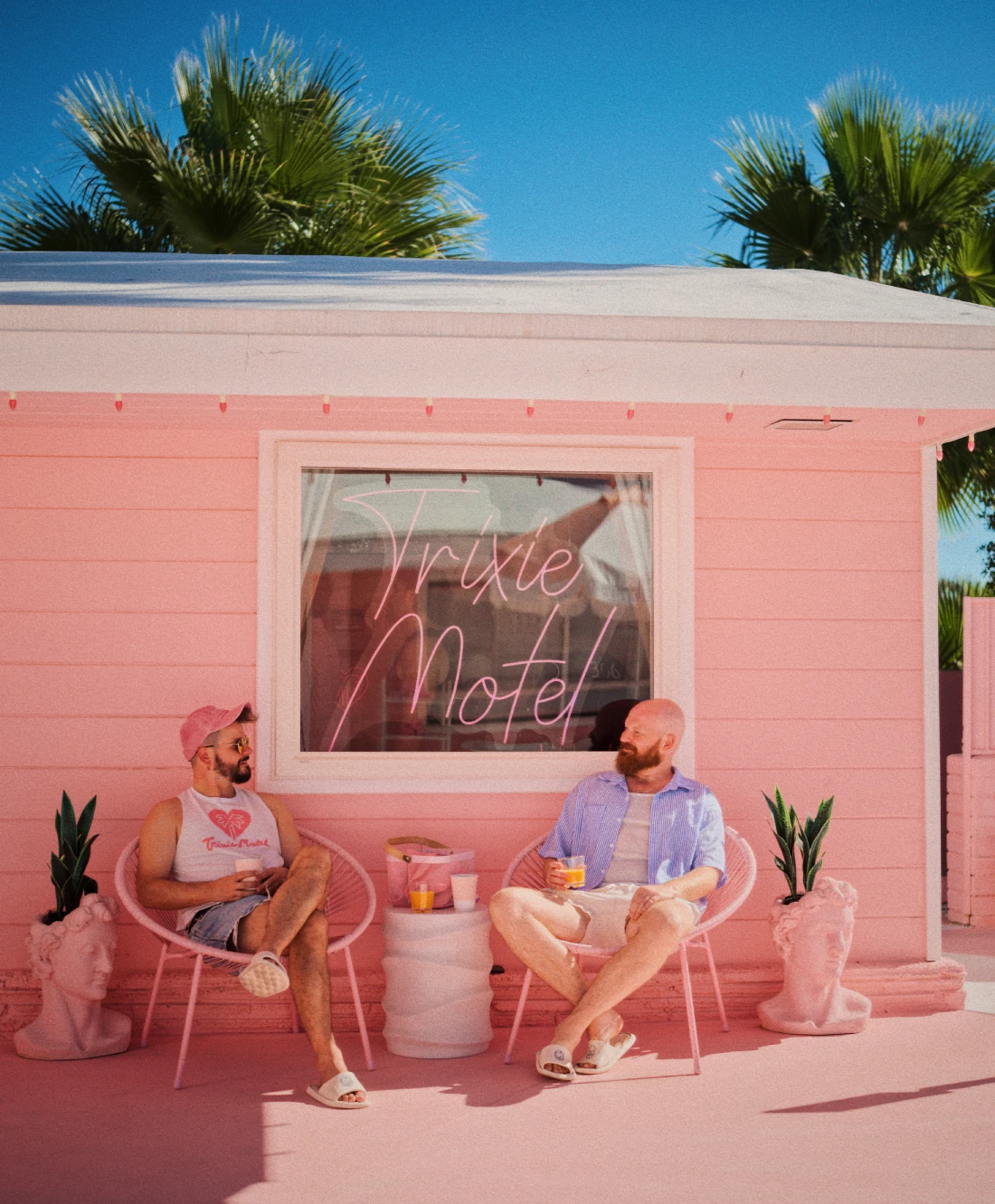 Breakfast with pool view at Trixie Motel &copy; Coupleofmen.com