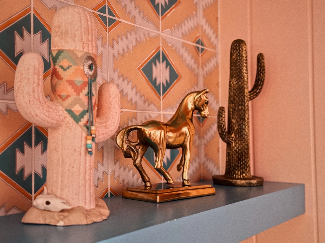Gold and desert colors: Interior of the Yeehaw Cowgirl Suite at Trixie Motel &copy; Coupleofmen.com