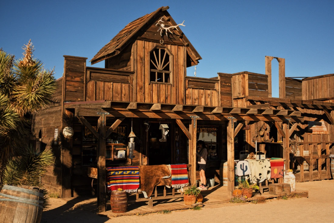 Scenes of Pioneertown Mane Street in California for a shopping tour © Coupleofmen.com