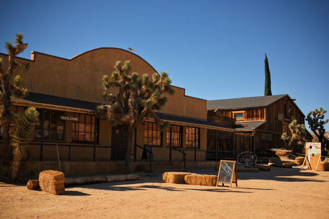 Scenes of Pioneertown Mane Street where the old Western movies and series were made © Coupleofmen.com