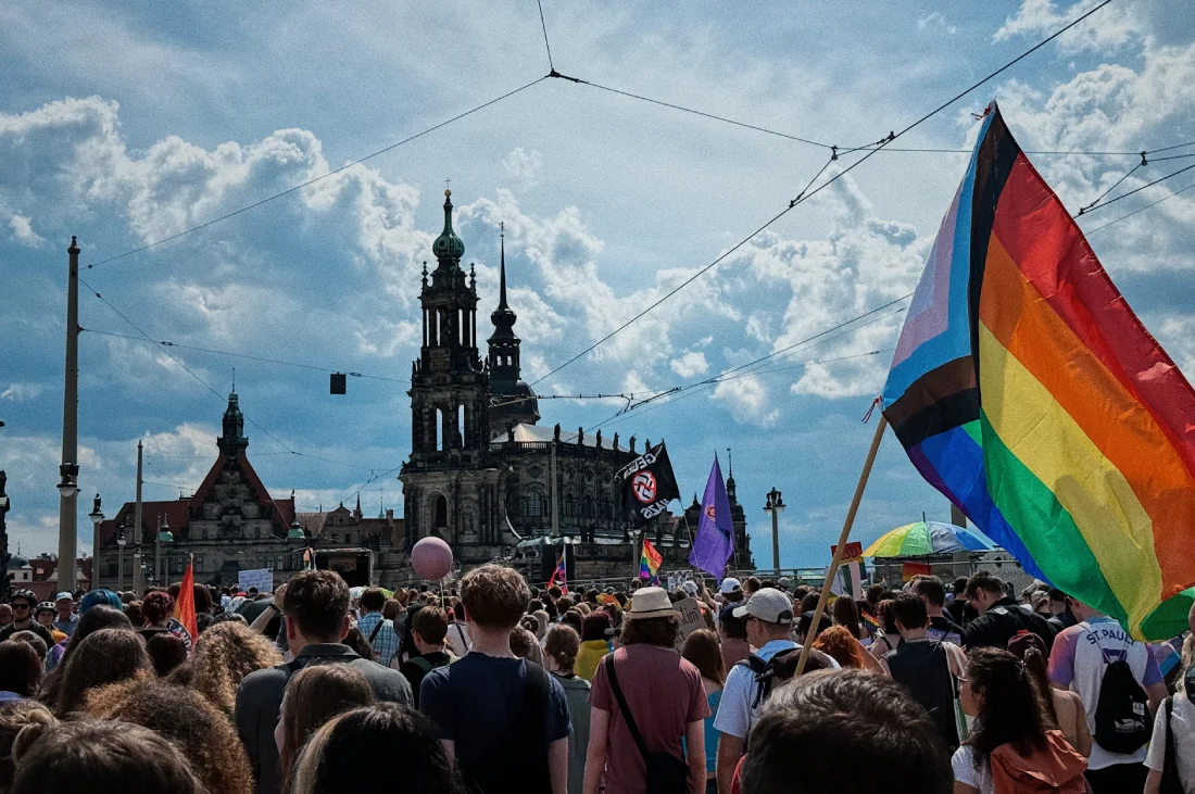CSD Dresden: Demonstrationszug auf der Augustusbrücke mit der Schlosskirche im Hintergrund © Coupleofmen.com