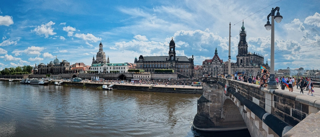 Demonstrationszug entlang des Terrassenufers vor dem historischen Elbpanorama Dresdens © Coupleofmen.com
